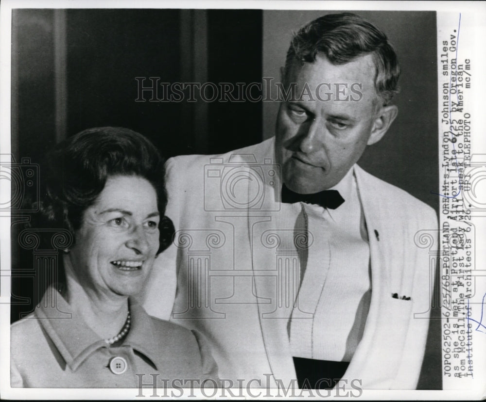 1968 Press Photo Lady Bird Johnson & Governor Tom McCall at Portland Airport