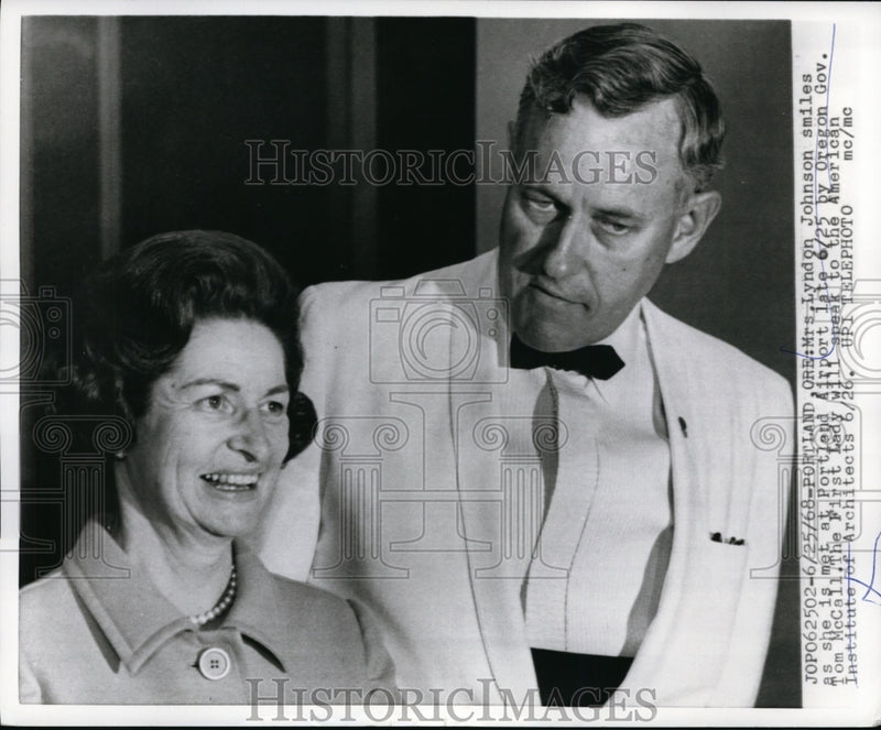 Load image into Gallery viewer, 1968 Press Photo Lady Bird Johnson &amp; Governor Tom McCall at Portland Airport
