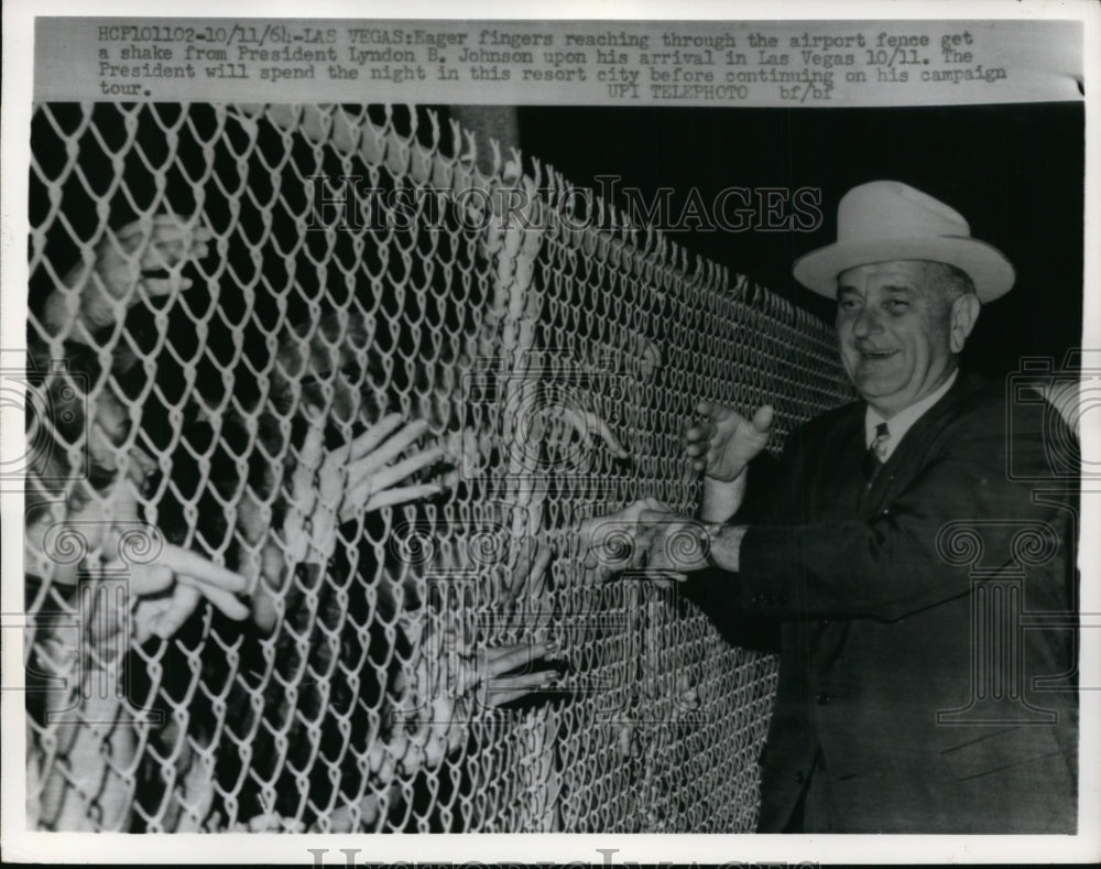 1964 Press Photo Lyndon B. Johnson Shaking Hands Through Fence, Las Vegas