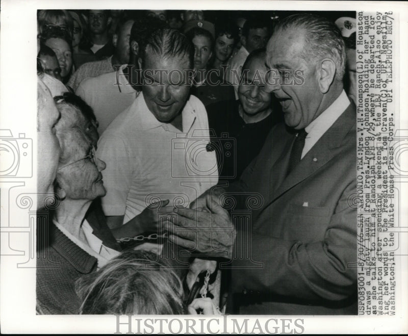 Load image into Gallery viewer, 1966 Press Photo Lyndon B. Johnson with Mrs. V.H. Thompson in San Antonio
