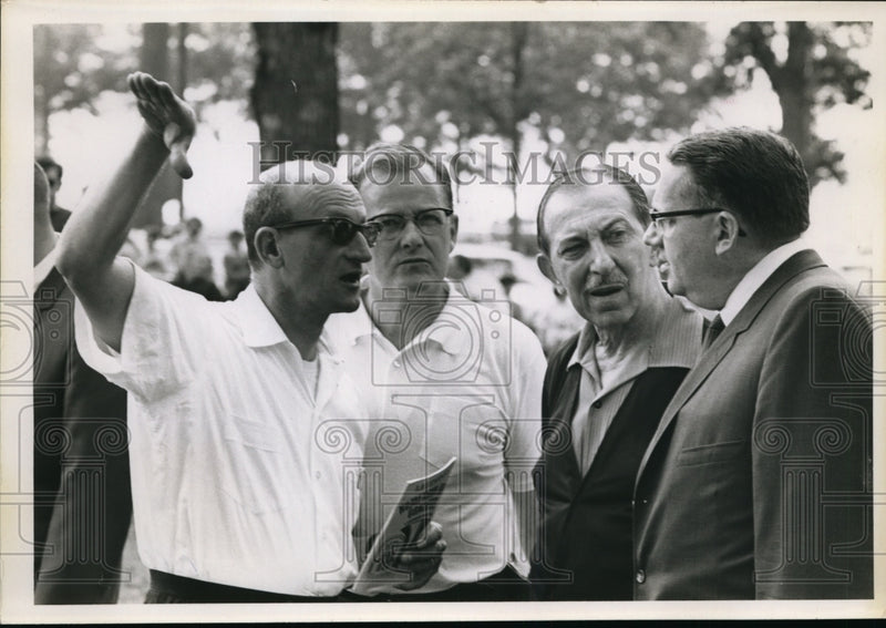 Load image into Gallery viewer, 1968 Press Photo Lakewood, Ohio Concert Organizers - nef15906
