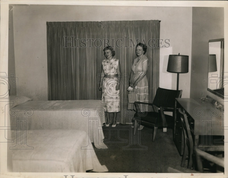 Load image into Gallery viewer, 1958 Press Photo Mayalice Louden and Mrs. Robert Hadley Louden of Shaker Heights
