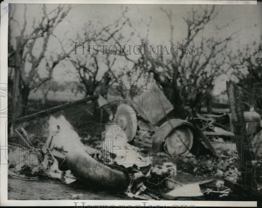 1933 Press Photo Passenger Plane Crashes Into Home at Hayward 12 People Killed