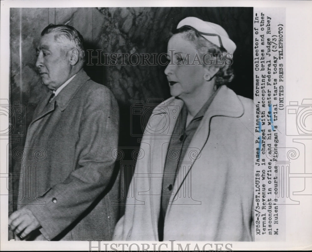 1952 Press Photo J. Finnegan and Wife Enter Federal Judge Rubey Hulen's Court