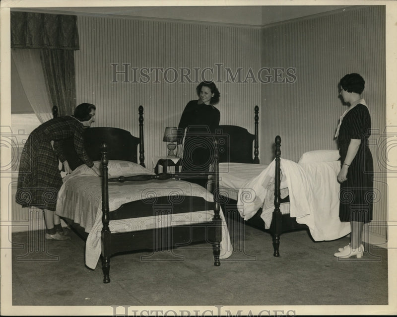 Load image into Gallery viewer, 1939 Press Photo Gertrude David and Mrs Moreland Get Lesson In Bed Making
