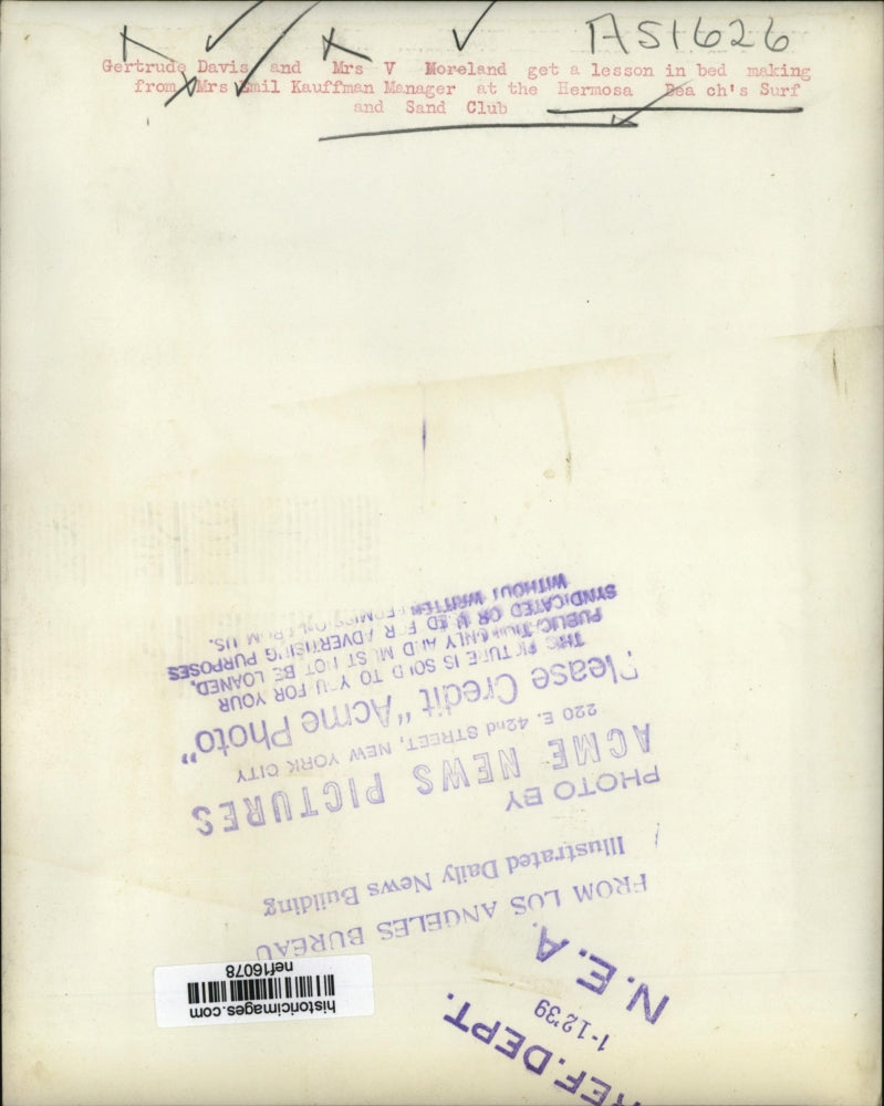 1939 Press Photo Gertrude David and Mrs Moreland Get Lesson In Bed Making