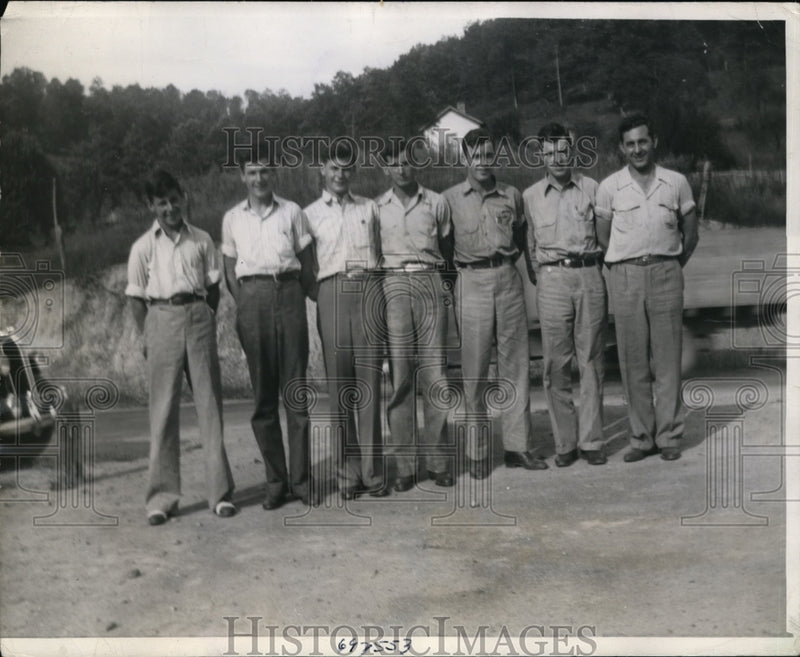 Load image into Gallery viewer, 1943 Press Photo William H. Ponder's Seven Sons Are All In the Armed Forces
