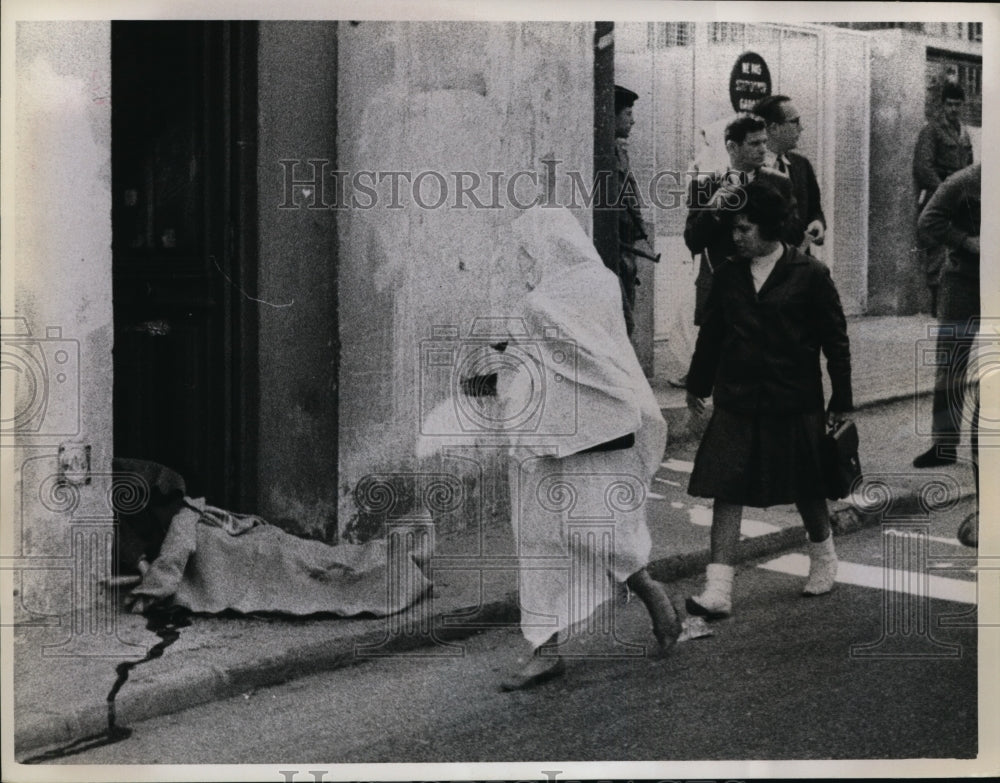 1962 Press Photo A Muslem Woman and a European Girl Walk Around a Murdered Body