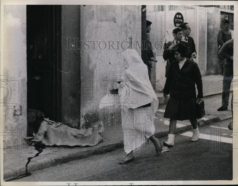 Load image into Gallery viewer, 1962 Press Photo A Muslem Woman and a European Girl Walk Around a Murdered Body
