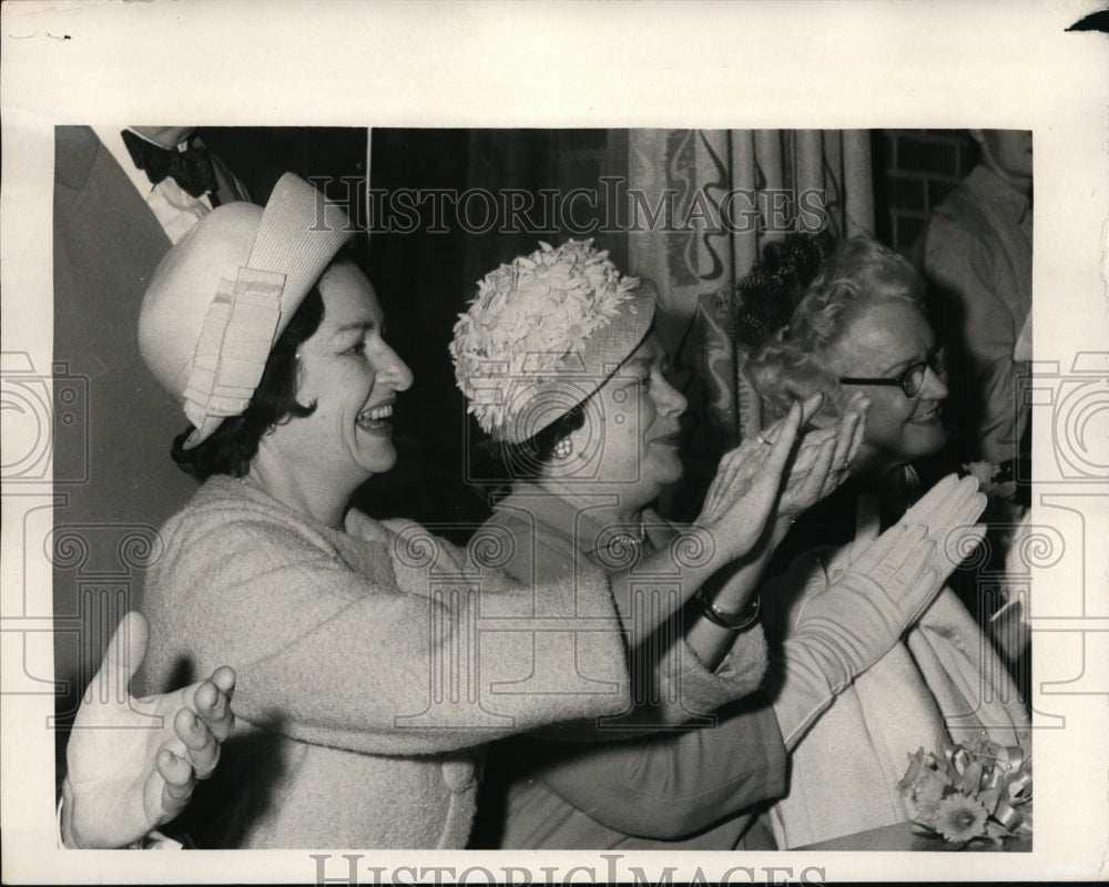 1964 Press Photo Mrs.Lady Bird Johnson with a group of Elderly Ladies