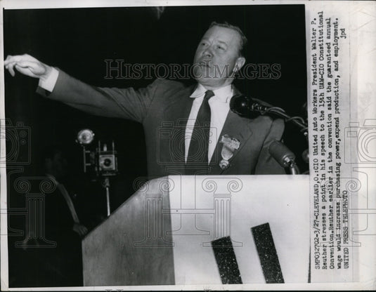 1955 Press Photo Walter Reuther Stresses a Point In His Speech to 15th UAW-CIO