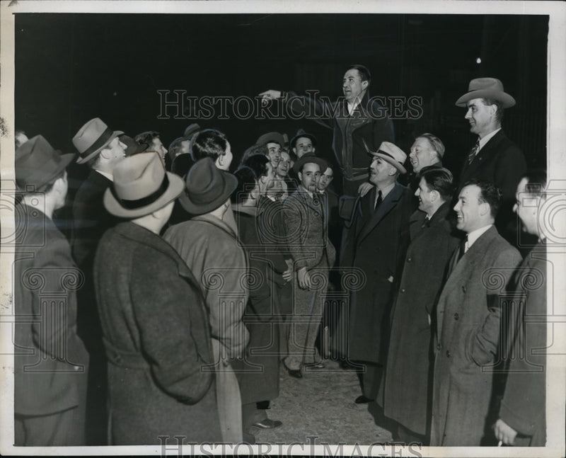 Load image into Gallery viewer, 1941 Press Photo UE Strikers at Phelps-Dodge Copper Corp., Elizabeth, New Jersey
