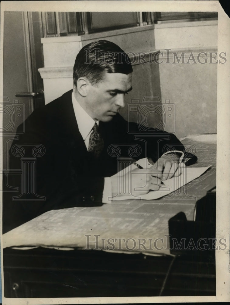 Load image into Gallery viewer, 1929 Press Photo Harold Stanley of J.P. Morgan &amp; Company at His Desk - nef16349
