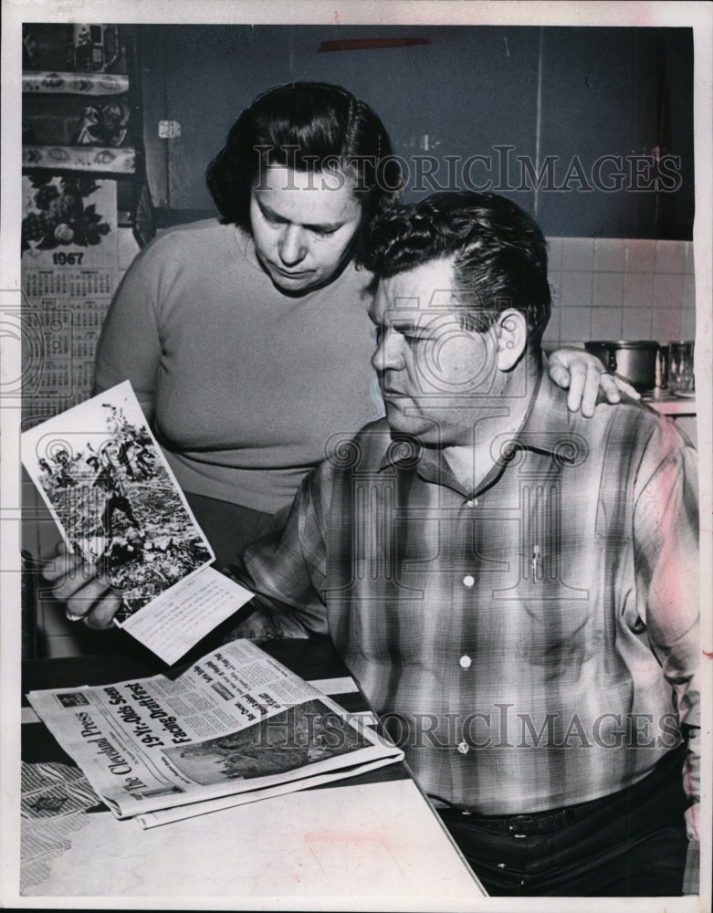 Load image into Gallery viewer, 1967 Press Photo Tommy Zebrowski &amp; Wife Sophie of Ohio - nef16370
