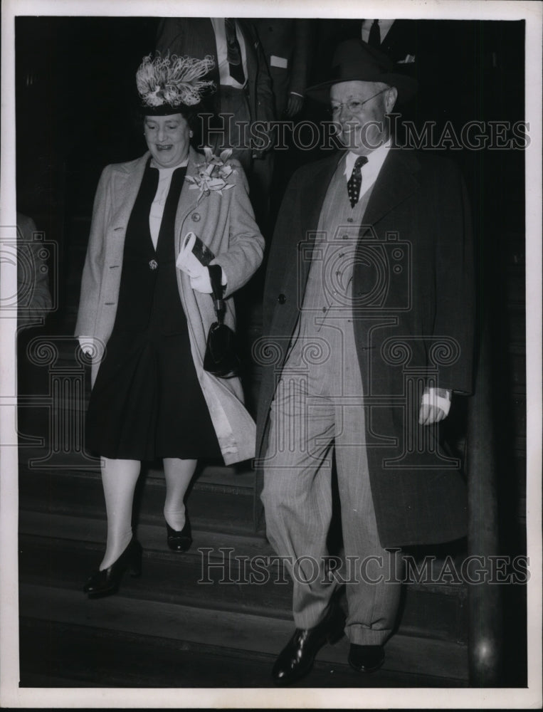 Load image into Gallery viewer, 1947 Press Photo Senator Robert A. Taft &amp; Wife in Chicago - nef16413
