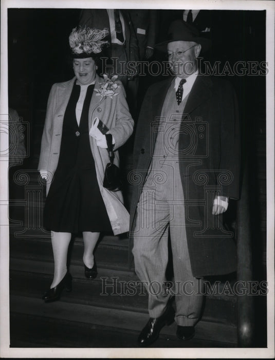 1947 Press Photo Senator Robert A. Taft & Wife in Chicago - nef16413
