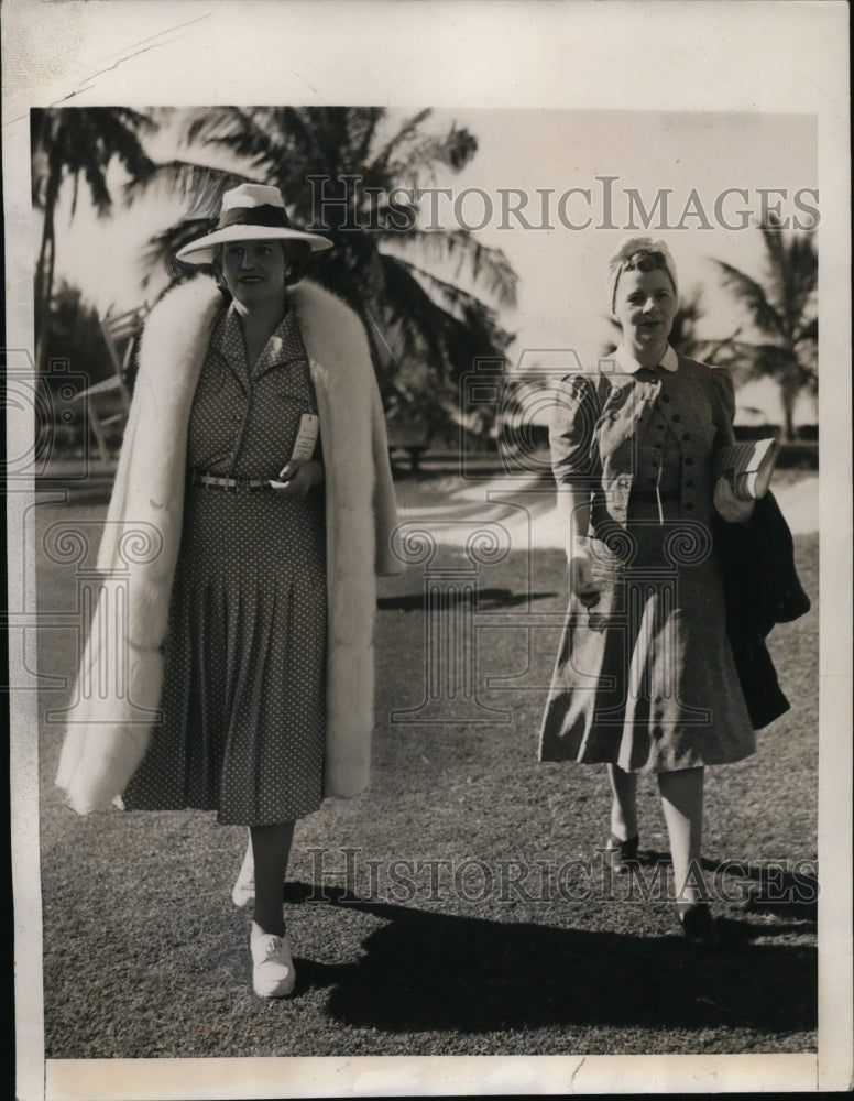 1941 Press Photo Lady Oakes & Mrs. George Findlay at Nassau Country Club