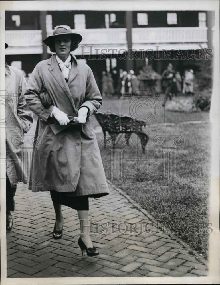 Load image into Gallery viewer, 1935 Press Photo Mrs C.V. Whitney at Kentucky Derby - nef16452
