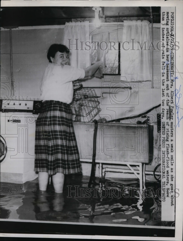 1959 Press Photo Mrs. Albert Fowler of Cincinnati Removes Posessions from Flood