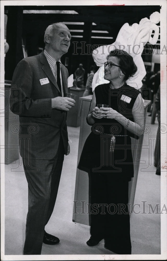 Load image into Gallery viewer, 1971 Press Photo Dr. Douglas Bond &amp; Mrs. Wilbur Nordstrom at Cleveland Event
