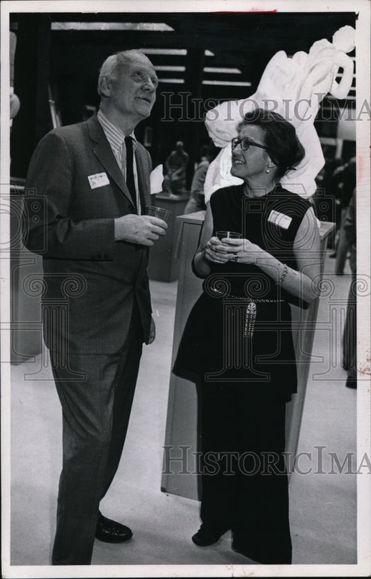 1971 Press Photo Dr. Douglas Bond & Mrs. Wilbur Nordstrom at Cleveland Event