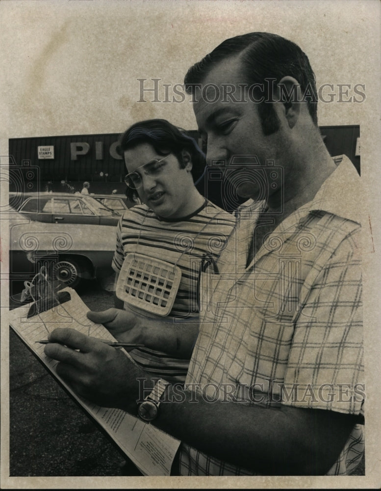 Load image into Gallery viewer, Press Photo Man Signing Meat Packaging Petition, Ohio - nef16607
