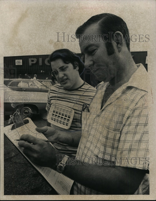 Press Photo Man Signing Meat Packaging Petition, Ohio - nef16607