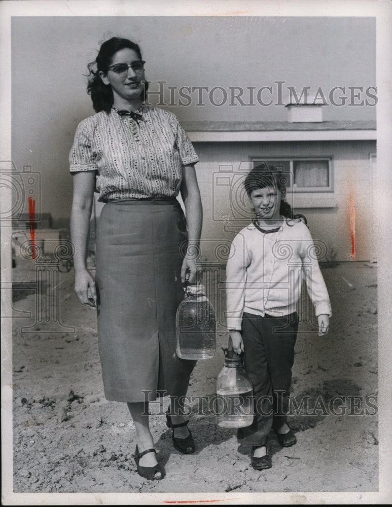 Load image into Gallery viewer, 1956 Press Photo Mrs Minnie Turner, 31, With Patricia 6 1/2 Years Old
