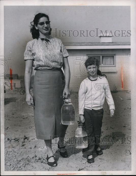 1956 Press Photo Mrs Minnie Turner, 31, With Patricia 6 1/2 Years Old