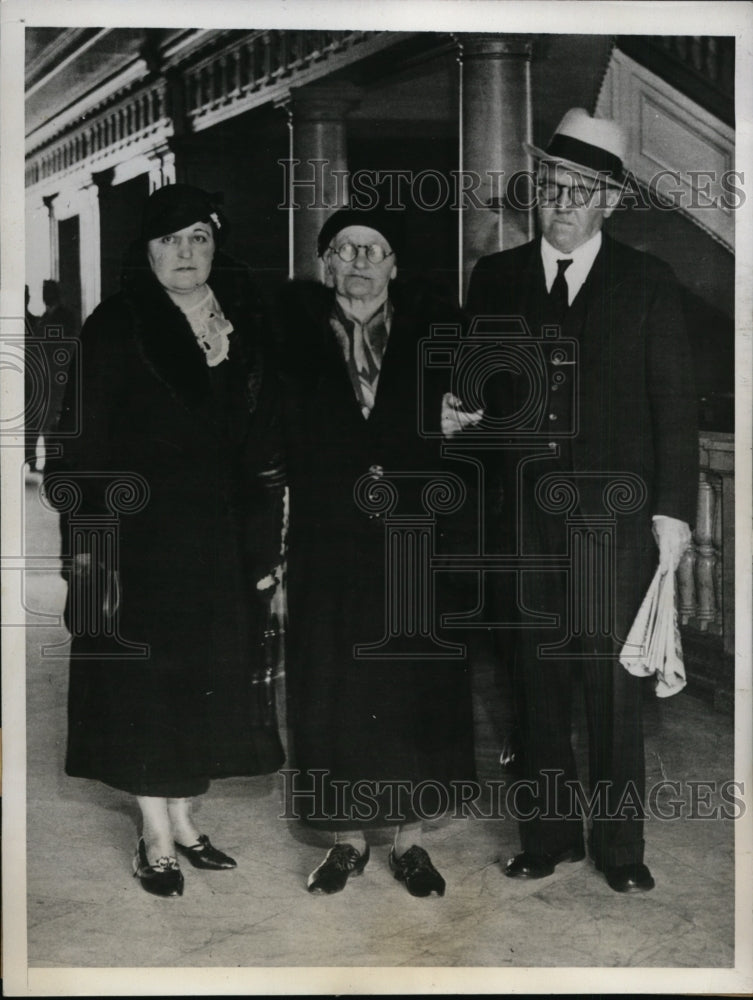 1933 Press Photo Relatives of Prisoner Tom Mooney After Trial Postponement