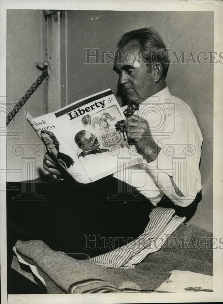 1933 Press Photo Tom Mooney is Shown in His Cell Awaiting Trial on 1916 Bombing