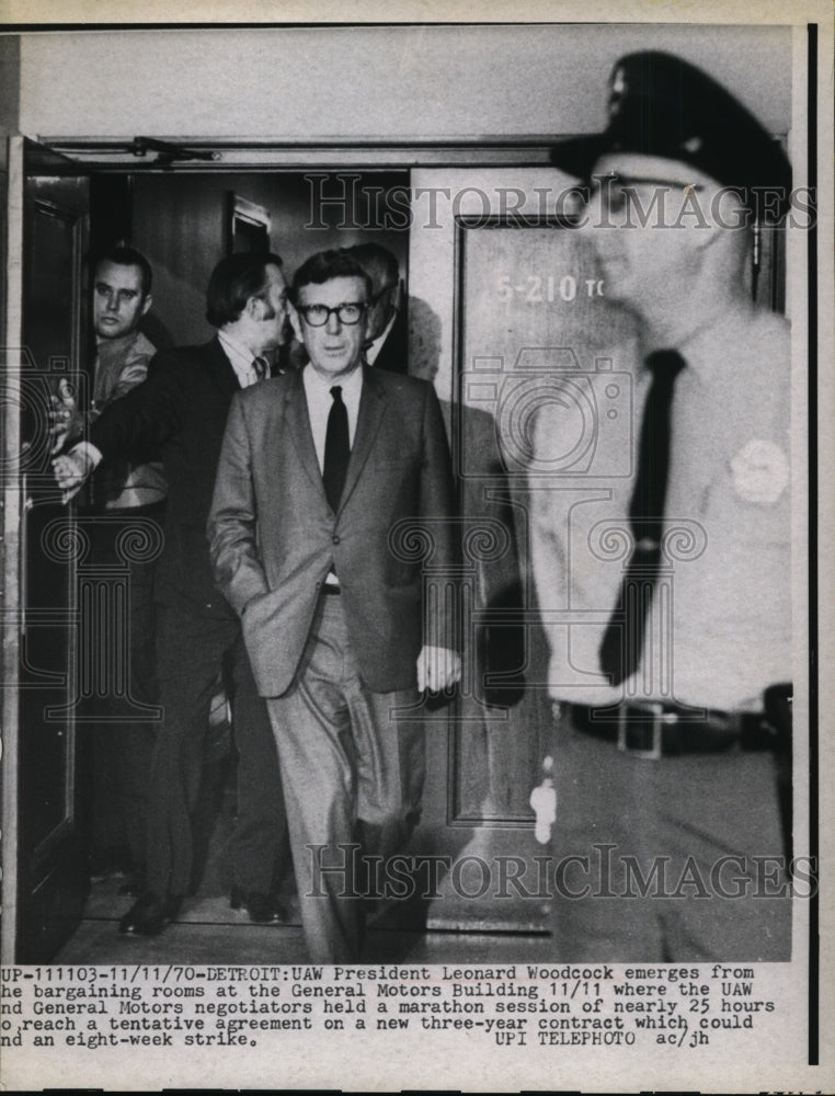 Load image into Gallery viewer, 1970 Press Photo Leonard Woodcock of UAW at General Motors Building, Detroit

