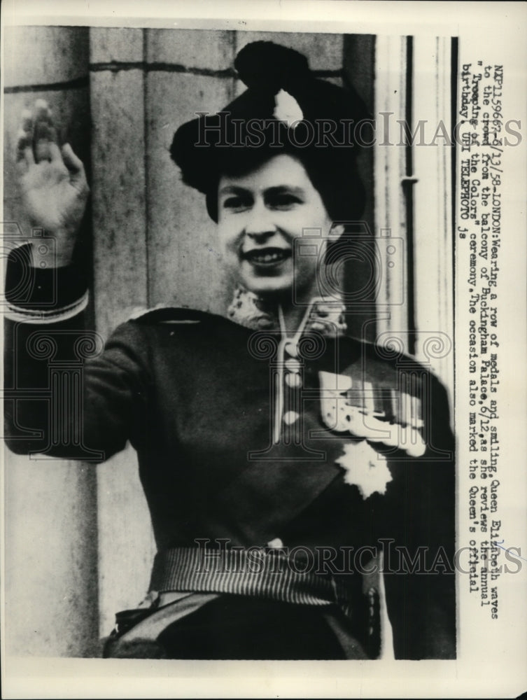 1958 Press Photo Queen Elizabeth Greets Crowd From Balcony of Buckingham Palace- Historic Images