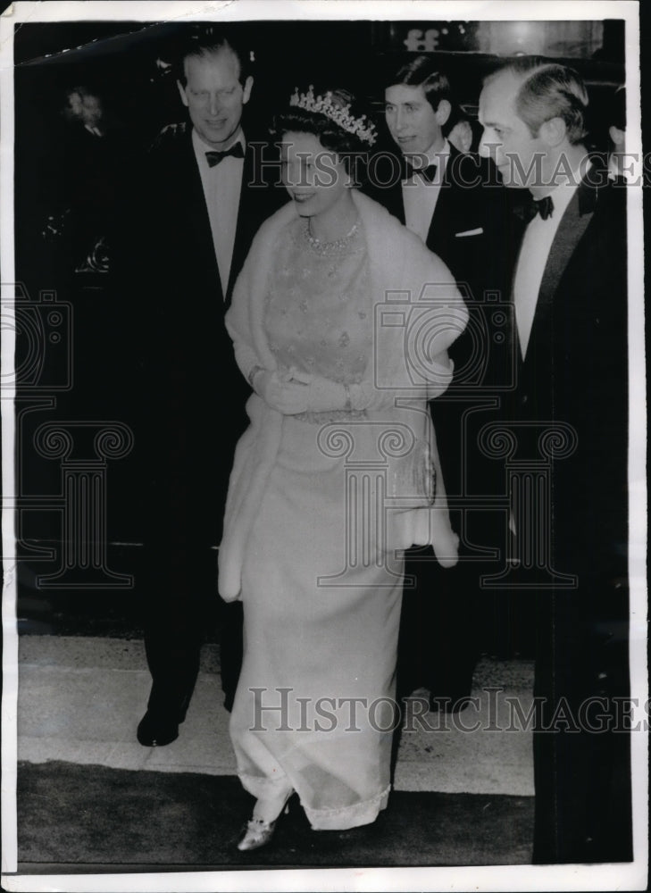 1968 Press Photo Queen Elizabeth II & Prince Philip & Charles at Saville Theater- Historic Images