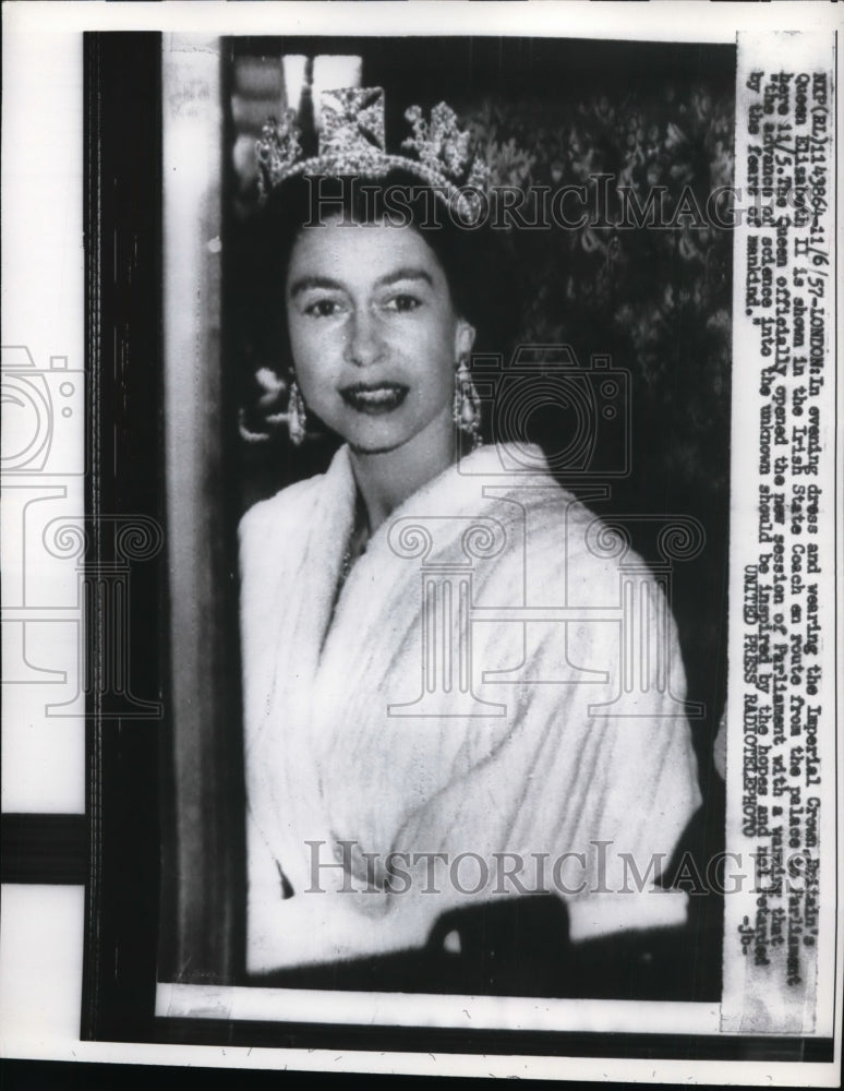 1957 Press Photo Queen Elizabeth II in Irish State Coach En Route to Parliament- Historic Images