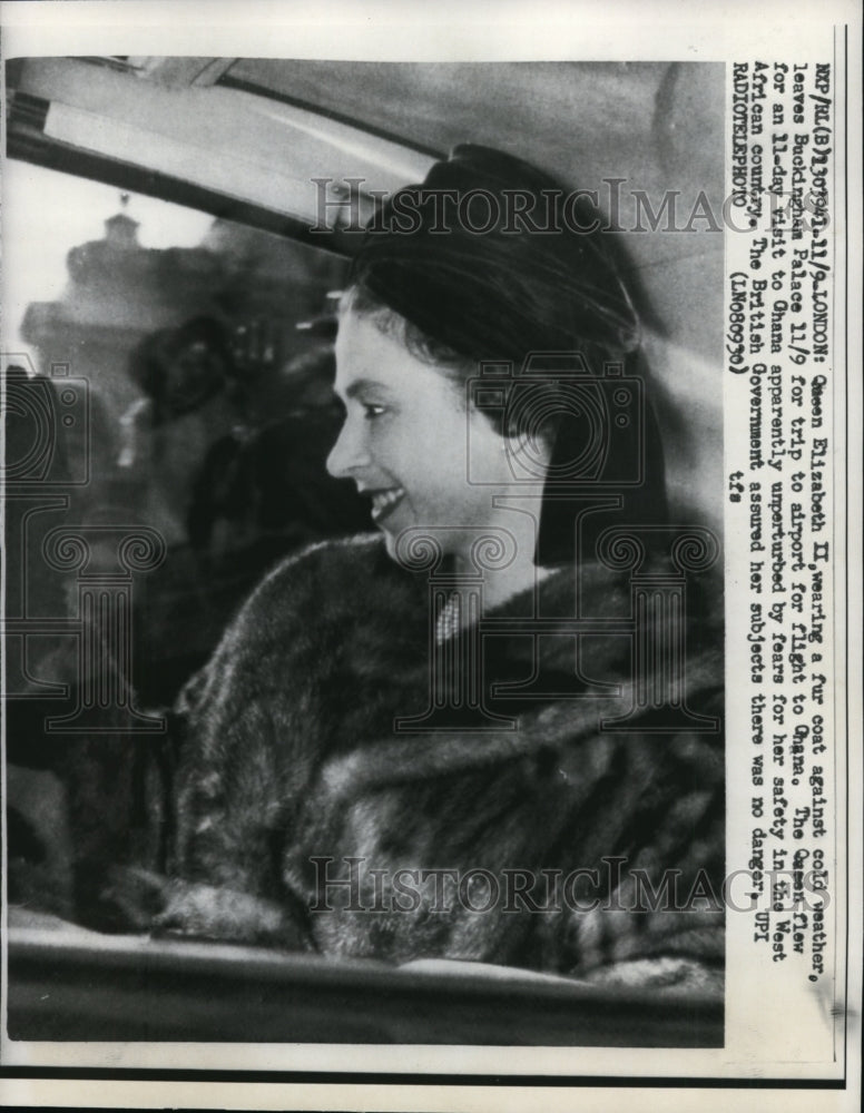 1961 Press Photo Queen Elizabeth II Leaving Buckingham Palace, London- Historic Images