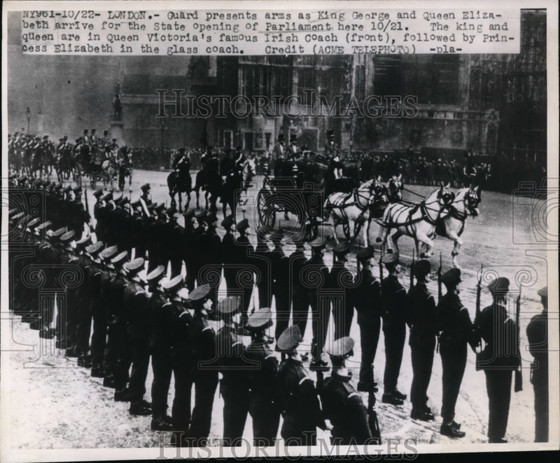 Load image into Gallery viewer, 1947 Press Photo Guard present arms as King George and Queen Elizabeth arrived
