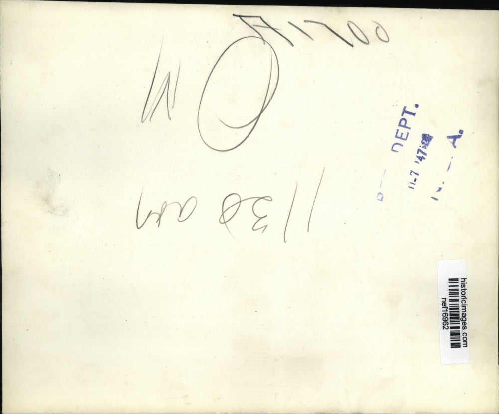 1947 Press Photo Guard present arms as King George and Queen Elizabeth arrived