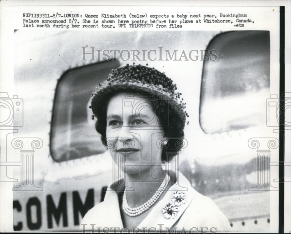 1959 Press Photo Queen Elizabeth posed before her plane at Whitehorse Canada- Historic Images