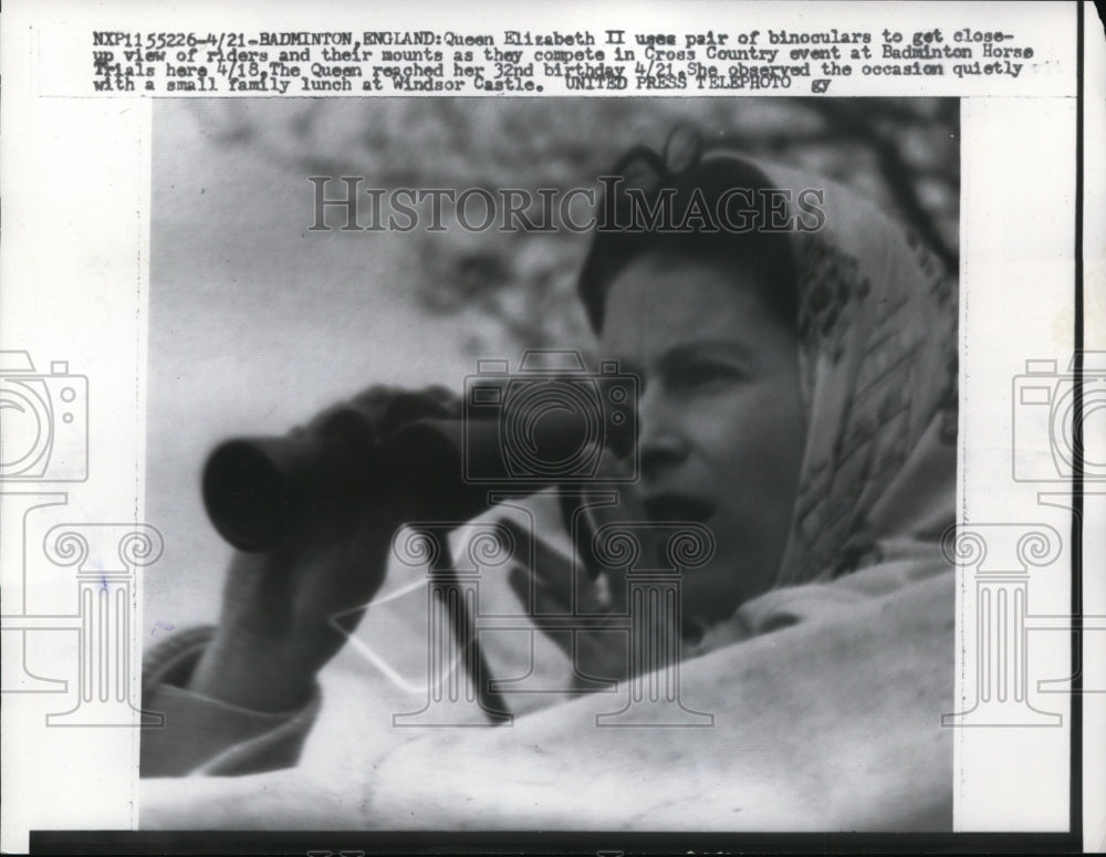 1958 Press Photo Queen Elizabeth II Watching Badminton Horse Trials w Binoculars- Historic Images