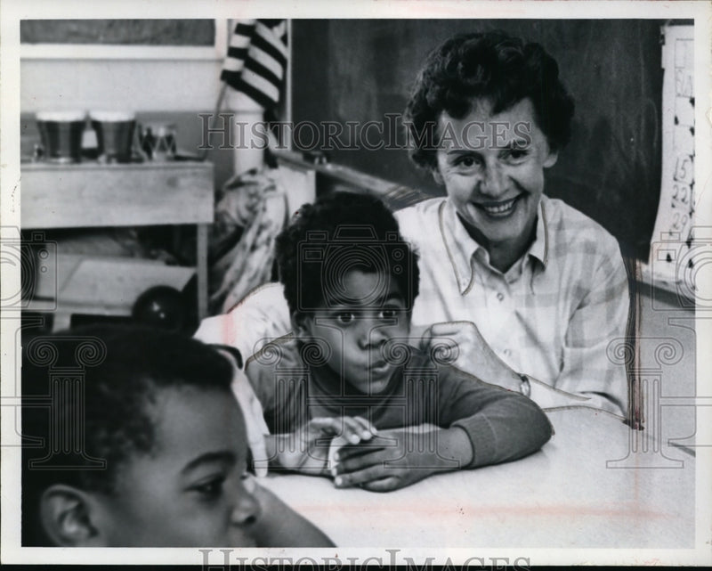Load image into Gallery viewer, 1969 Press Photo Head Start Program Volunteer Mrs. David Wild, Ohio - nef17014
