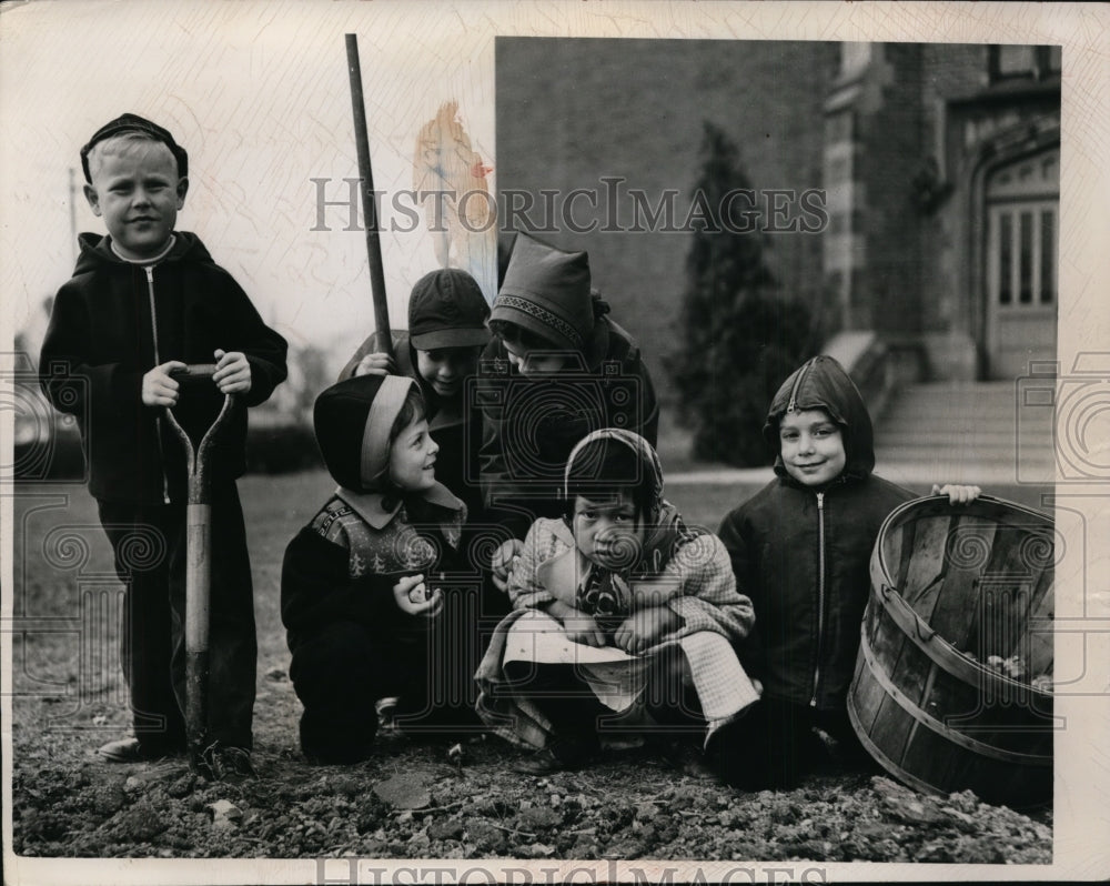 1948 Press Photo Taylor School Children Planting Flowers, Cleveland Heights