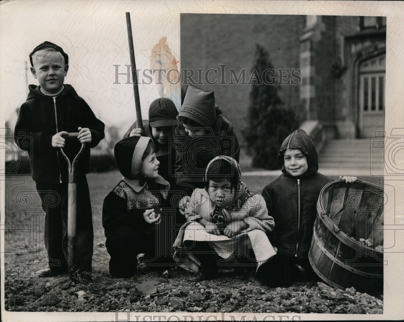 Load image into Gallery viewer, 1948 Press Photo Taylor School Children Planting Flowers, Cleveland Heights
