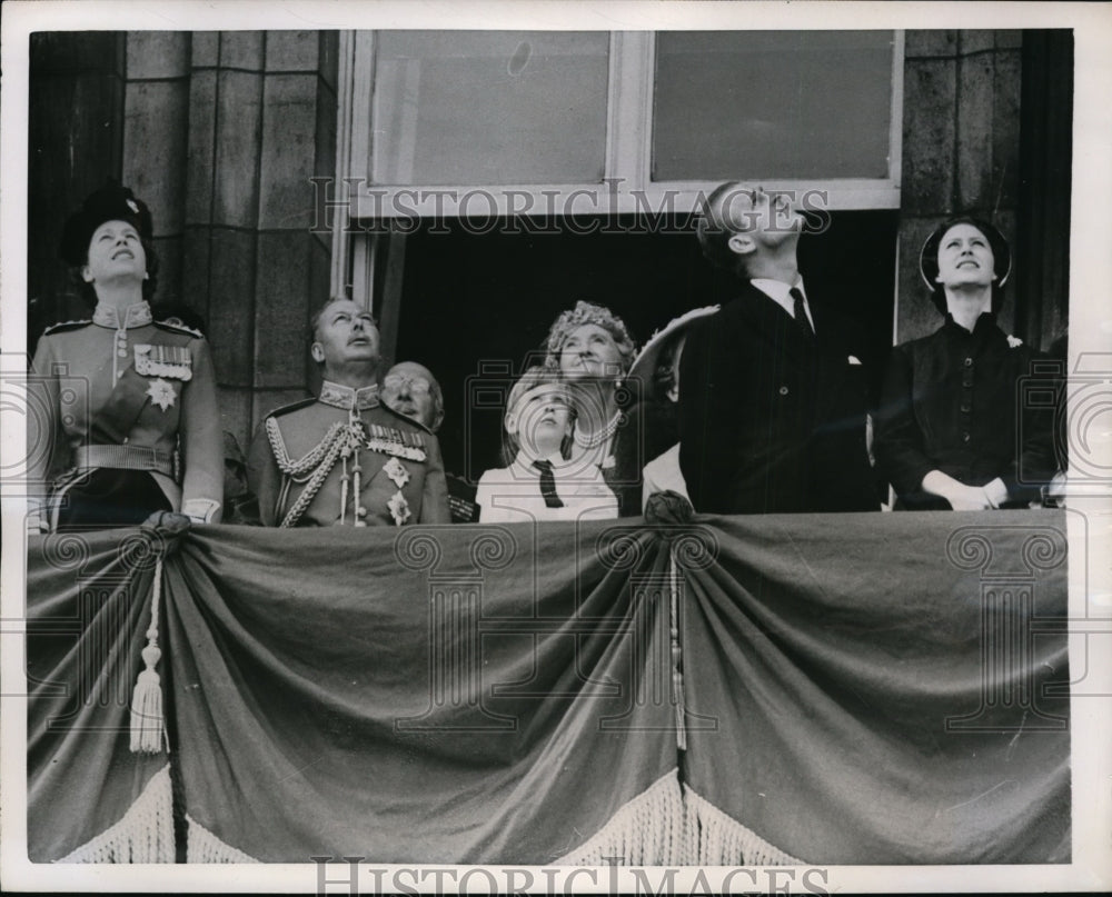 1952 Press Photo British Royal Family Watching Air Force Salute in London- Historic Images