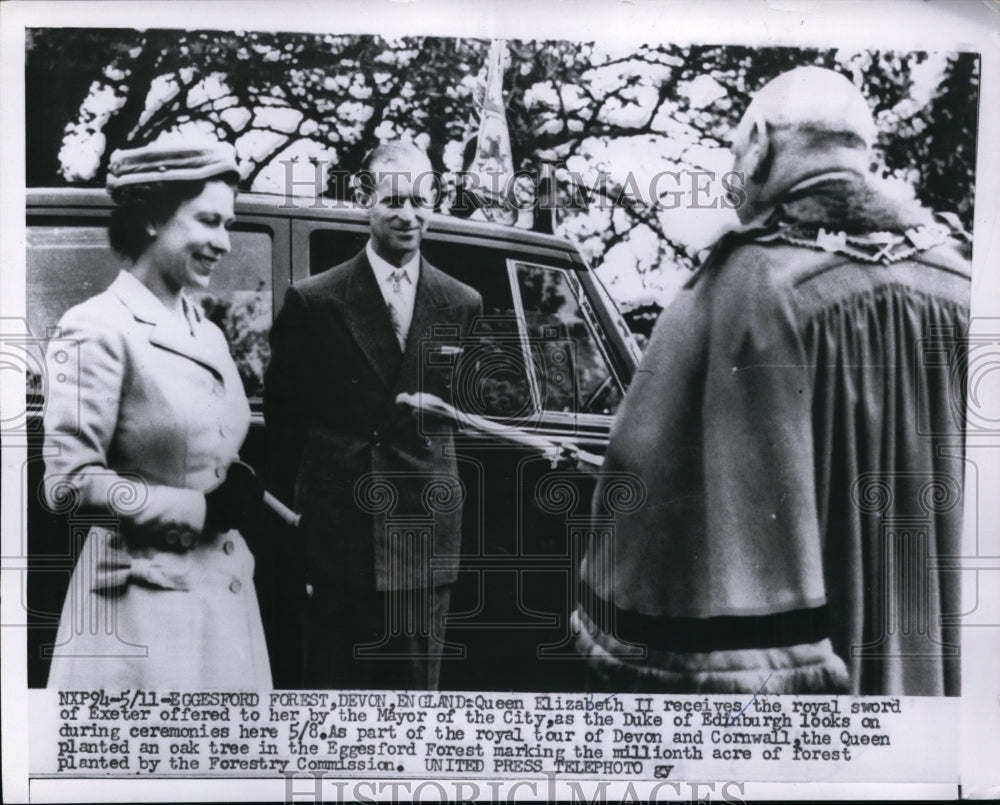 1956 Press Photo Queen Elizabeth II &amp; Prince Philip Receiving Royal Exeter Sword- Historic Images