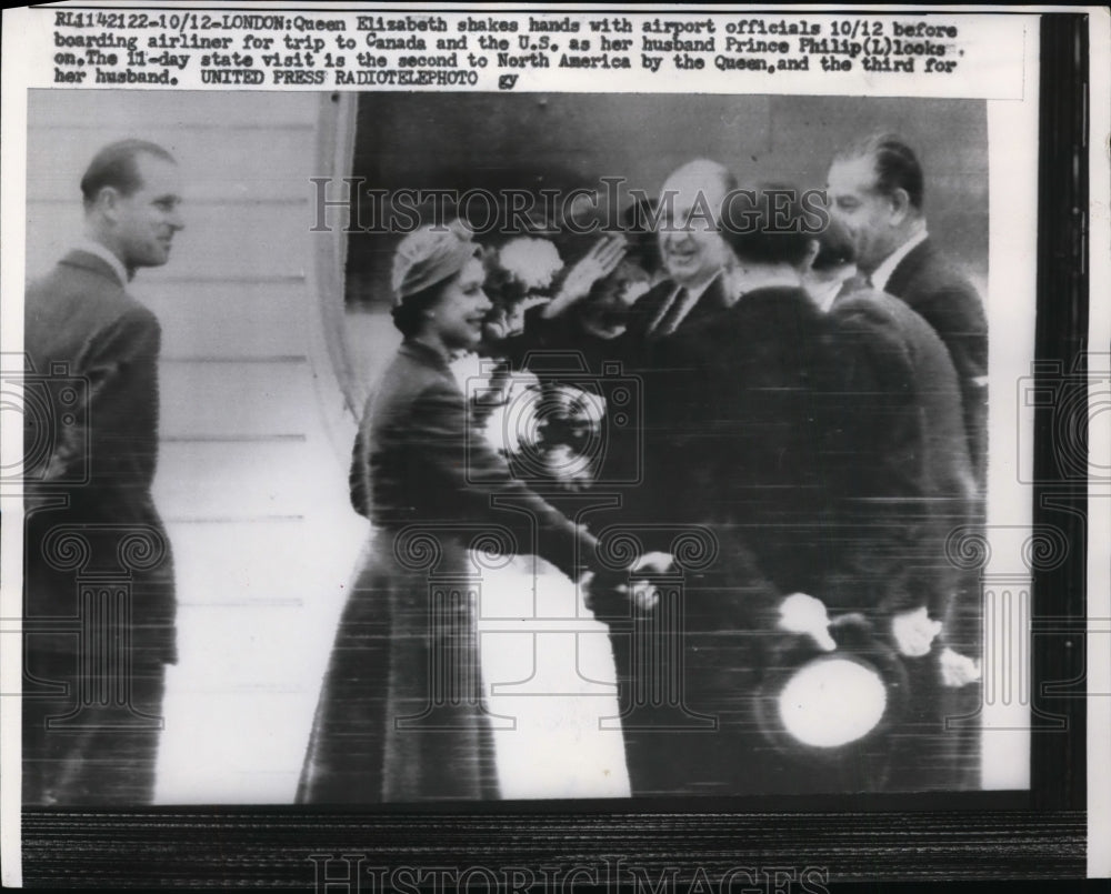 1957 Press Photo Queen Elizabeth II Shaking Hands at London Airport- Historic Images