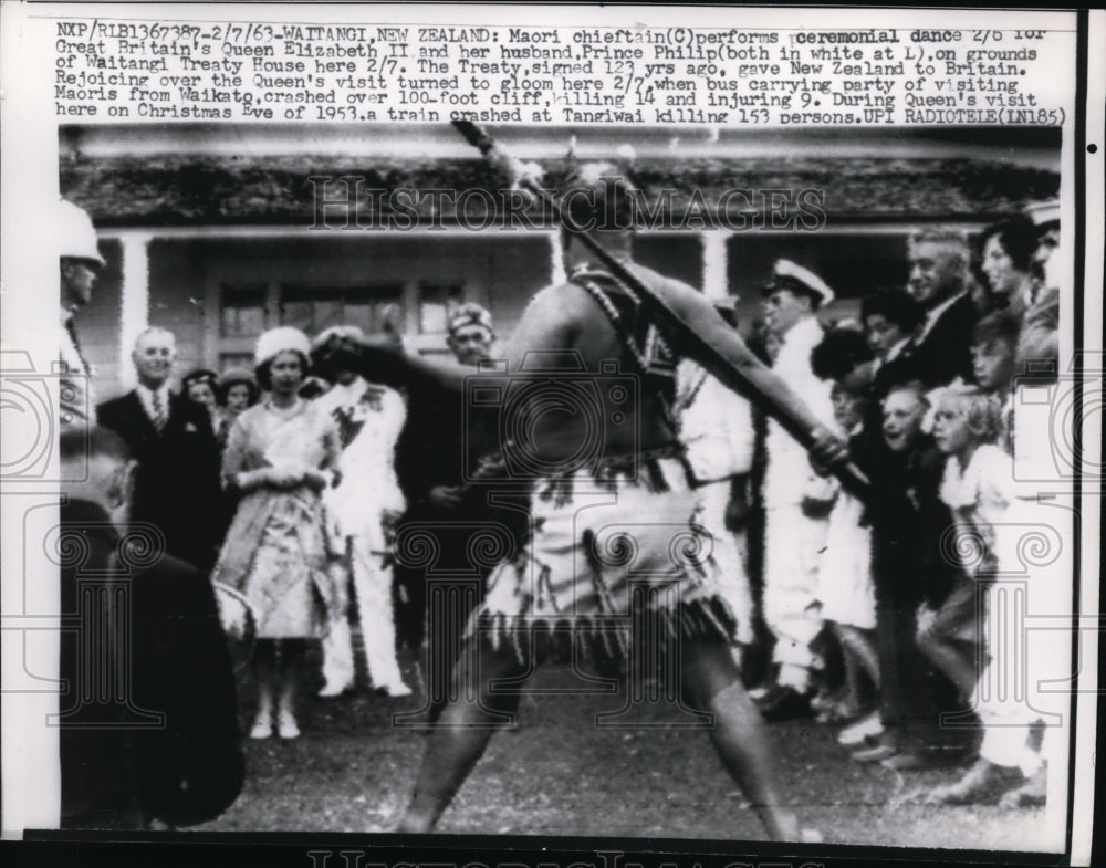 1963 Press Photo Queen Elizabeth II &amp; Prince Philip Watch Maori Dancer, Waitangi- Historic Images