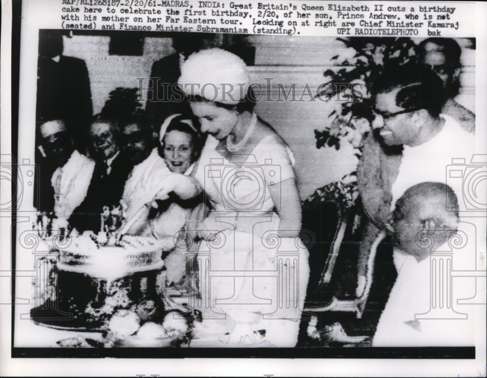 1961 Press Photo Queen Elizabeth II Cutting Prince Andrew&#39;s 1st Birthday Cake- Historic Images