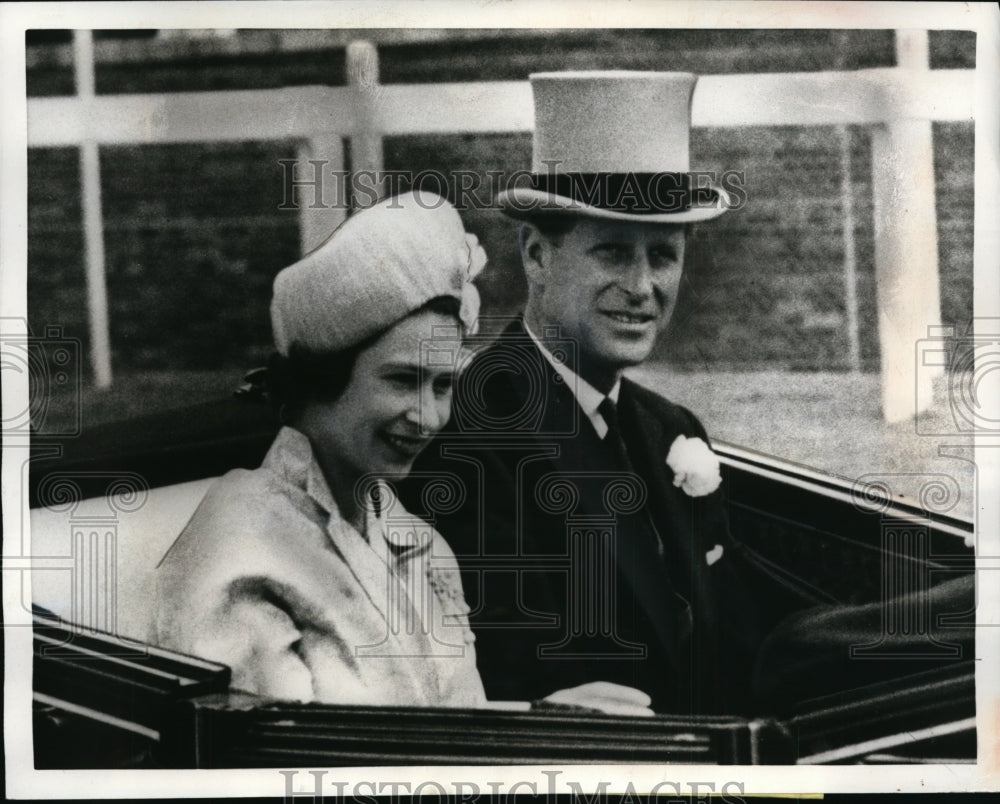 1962 Press Photo Queen Elizabeth with Prince Philip lead Traditional Procession - Historic Images