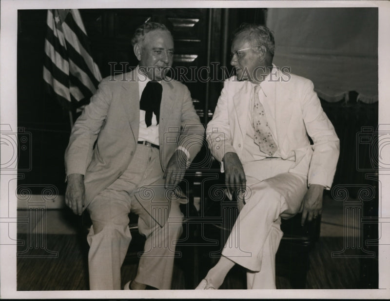 Load image into Gallery viewer, 1936 Press Photo John McCarl in Conference with Alf M. Landon - nef17181
